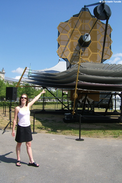 Marie-Hélène Cyr - Maquette grandeur nature du télescope spatial James Webb (JWST) dans le Vieux-Port de Montréal (12 juillet 2008)